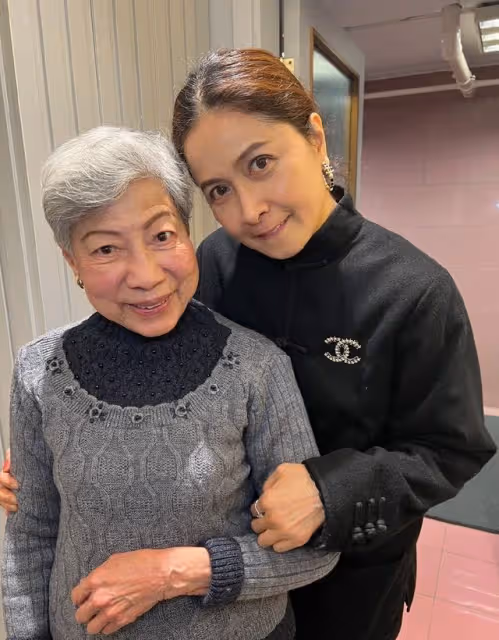 57歲港版內田有紀黑色唐裝現身好友聚會,5段戀情均無疾而終