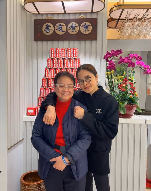 57歲港版內田有紀黑色唐裝現身好友聚會,5段戀情均無疾而終