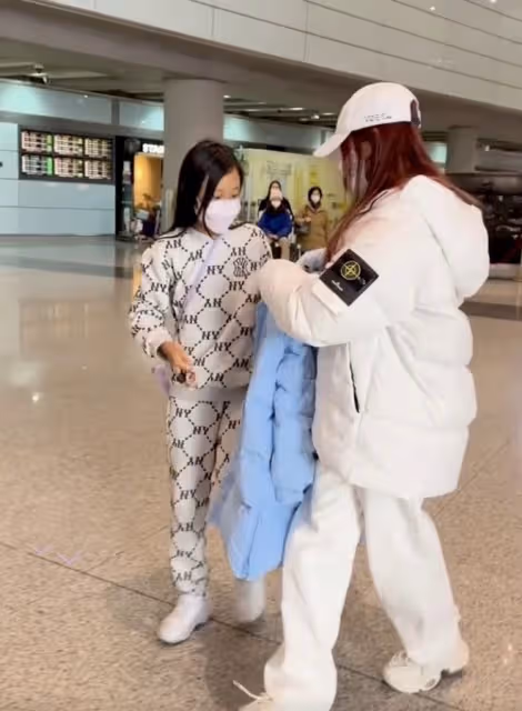 李小璐攜女兒現身機場,母女身高只差半個頭,甜馨衛衣價值過千