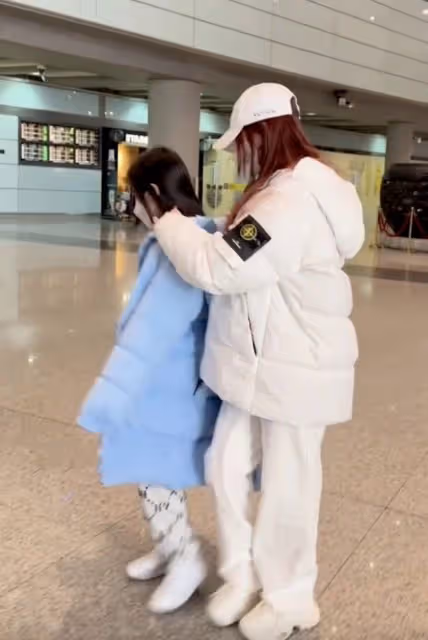 李小璐攜女兒現身機場,母女身高只差半個頭,甜馨衛衣價值過千