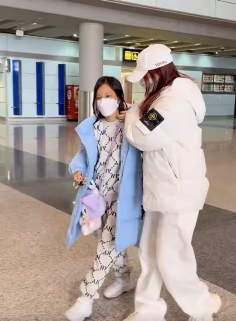李小璐攜女兒現身機場,母女身高只差半個頭,甜馨衛衣價值過千