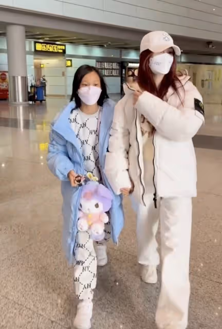 李小璐攜女兒現身機場,母女身高只差半個頭,甜馨衛衣價值過千