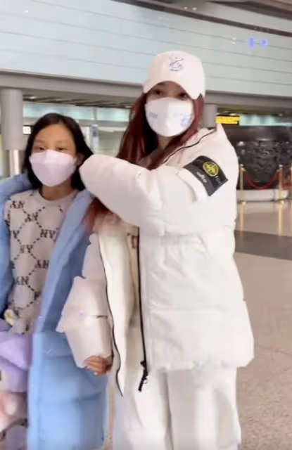 李小璐攜女兒現身機場,母女身高只差半個頭,甜馨衛衣價值過千