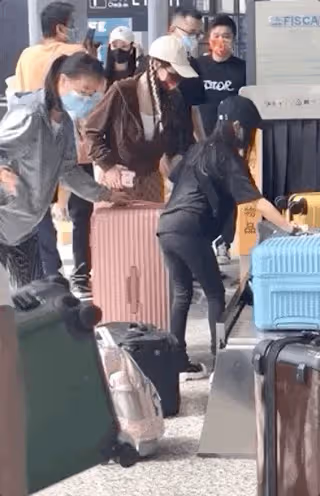 李小璐攜女兒現身機場，母女身高只差半個頭，甜馨衛衣價值過千