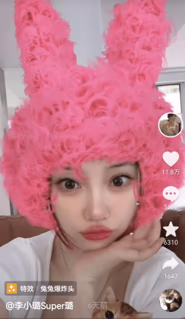 李小璐攜女兒現身機場，母女身高只差半個頭，甜馨衛衣價值過千