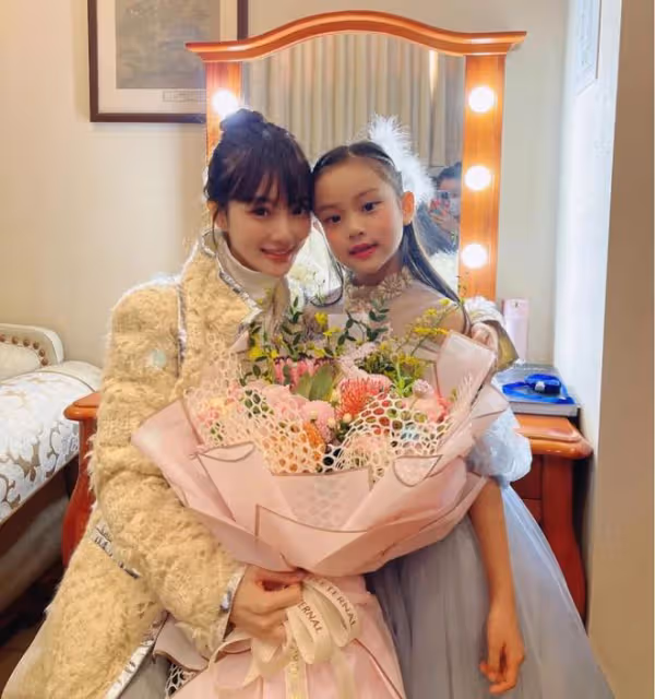 李小璐攜女兒現身機場，母女身高只差半個頭，甜馨衛衣價值過千