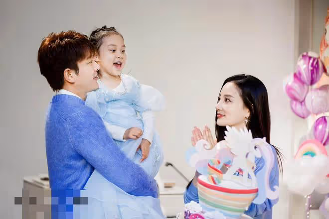 李小璐攜女兒現身機場，母女身高只差半個頭，甜馨衛衣價值過千