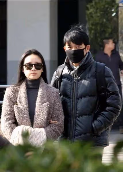 董潔曬近照,旁邊有個男的疑有新戀情,但也有人說那是她兒子頂頂