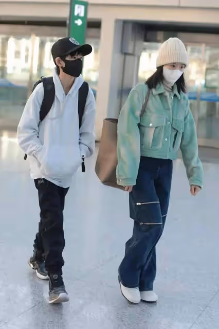 董潔曬近照，旁邊有個男的疑有新戀情，但也有人說那是她兒子頂頂