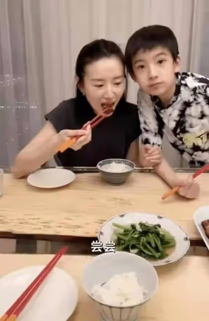 董潔曬近照，旁邊有個男的疑有新戀情，但也有人說那是她兒子頂頂
