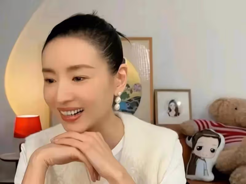 董潔曬近照，旁邊有個男的疑有新戀情，但也有人說那是她兒子頂頂
