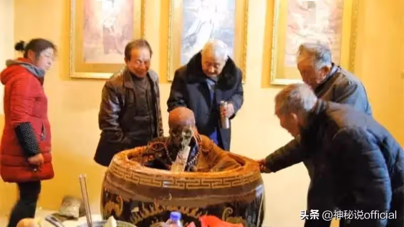 85歲尼姑絕食7天圓寂!生前交代弟子「把肉身放到坐缸中」3年後「修成正果開缸」驚呆在場所有人