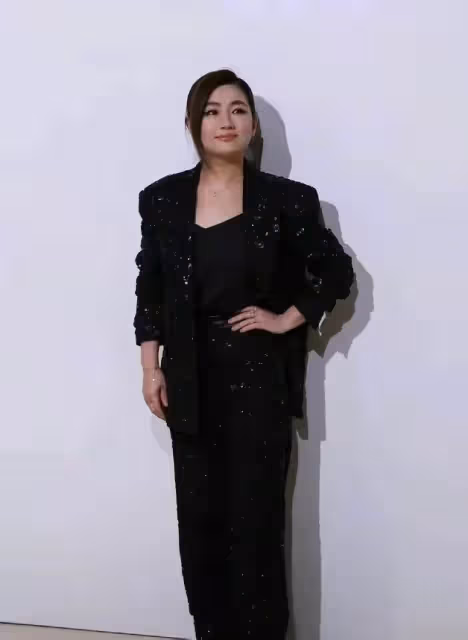 Selina任家萱久違亮相，濃妝蓋不住滿臉「痕跡」，頻頻撩髮不自信，網友：真的太可惜了