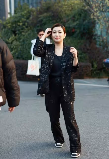 Selina任家萱久違亮相，濃妝蓋不住滿臉「痕跡」，頻頻撩髮不自信，網友：真的太可惜了