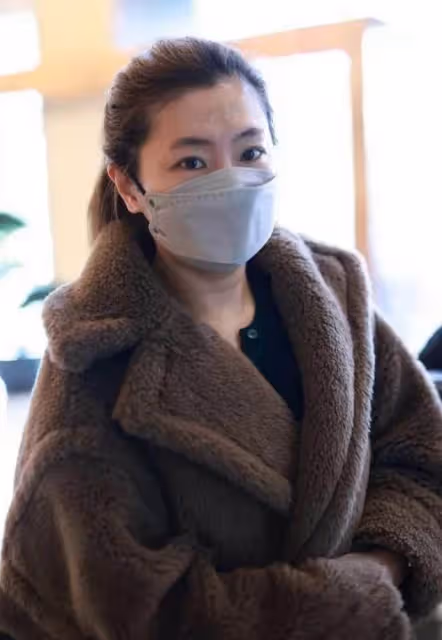 Selina任家萱久違亮相,濃妝蓋不住滿臉「痕跡」,頻頻撩髮不自信,網友:真的太可惜了