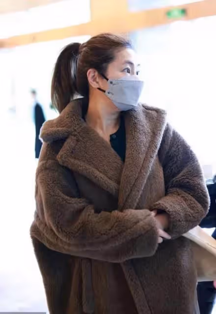 Selina任家萱久違亮相,濃妝蓋不住滿臉「痕跡」,頻頻撩髮不自信,網友:真的太可惜了
