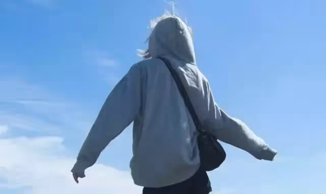 大年三十,我媽在家族群讓我發10000的紅包給她,老婆當時就火了