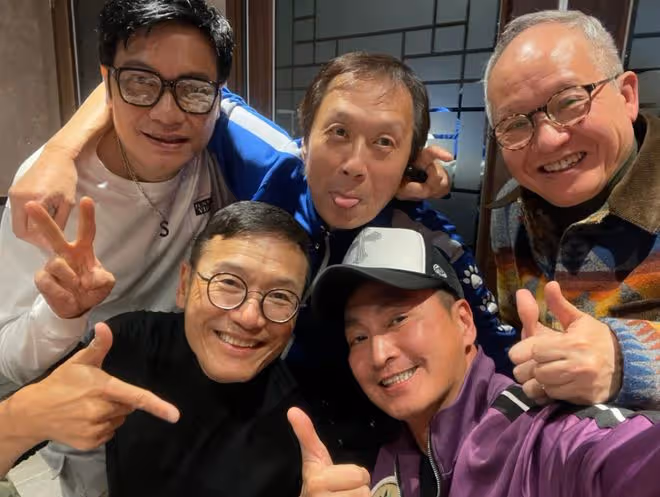 苗僑偉現身街頭被偶遇,獨自跑步出行無保鏢,64歲身材健碩似小伙