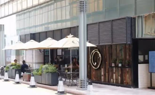 黃宗澤自家餐廳巡視業務，遇李司棋開心合影，對方抗癌成功精神好