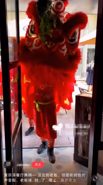 黃宗澤自家餐廳巡視業務,遇李司棋開心合影,對方抗癌成功精神好