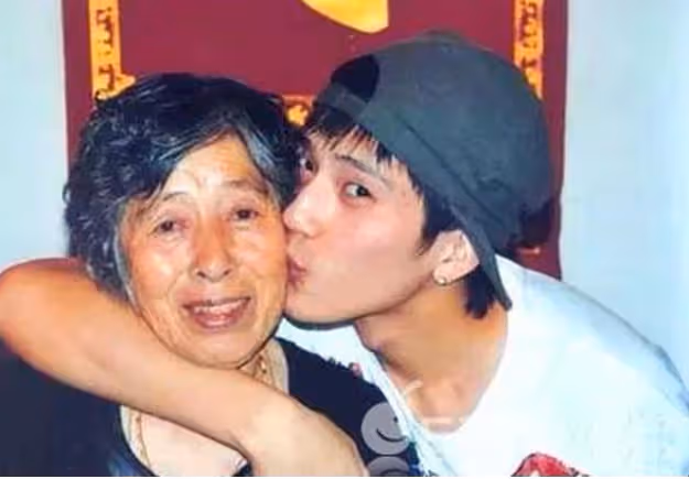 出生28天被父母拋下!靠奶奶「撿破爛養大」不忘恩 「成名送奶奶千萬豪宅」父母跑來相認