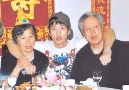出生28天被父母拋下!靠奶奶「撿破爛養大」不忘恩 「成名送奶奶千萬豪宅」父母跑來相認