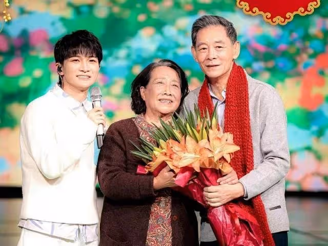 花開忘憂,花開見喜!周深獻唱《好春光》,唱到春花的心坎里