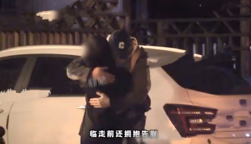 楊坤與李亞鵬等好友聚餐,帶一名高挑美女駕車離開,50歲依然未婚