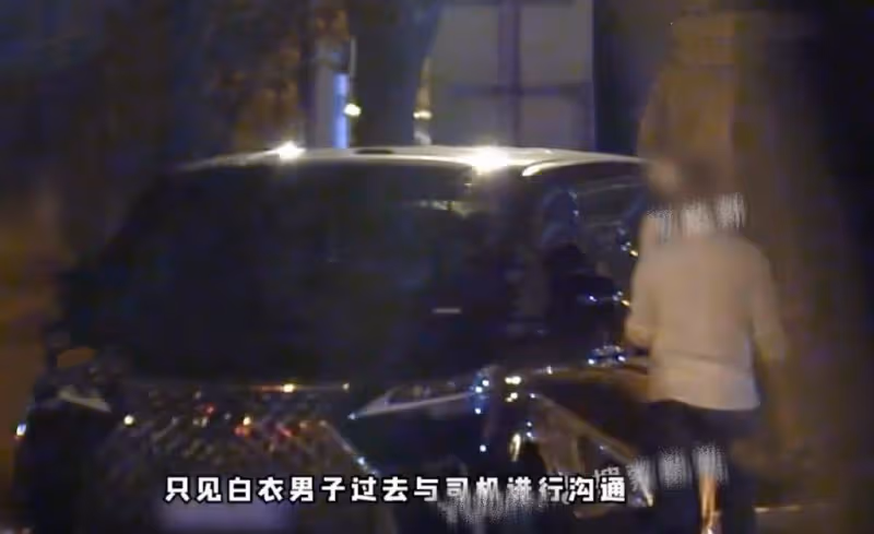 楊坤與李亞鵬等好友聚餐,帶一名高挑美女駕車離開,50歲依然未婚