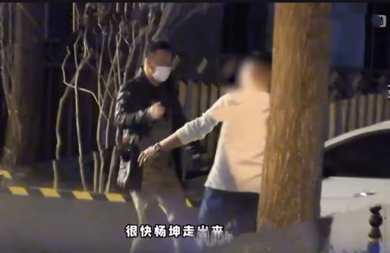 楊坤與李亞鵬等好友聚餐,帶一名高挑美女駕車離開,50歲依然未婚