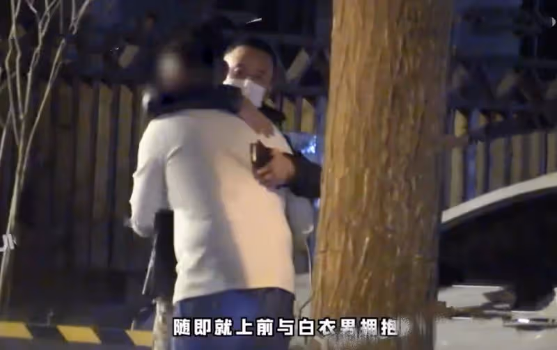 楊坤與李亞鵬等好友聚餐,帶一名高挑美女駕車離開,50歲依然未婚