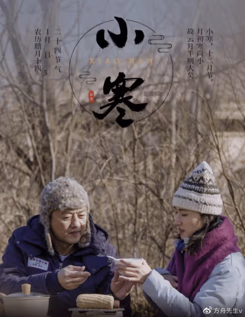 楊坤與李亞鵬等好友聚餐,帶一名高挑美女駕車離開,50歲依然未婚