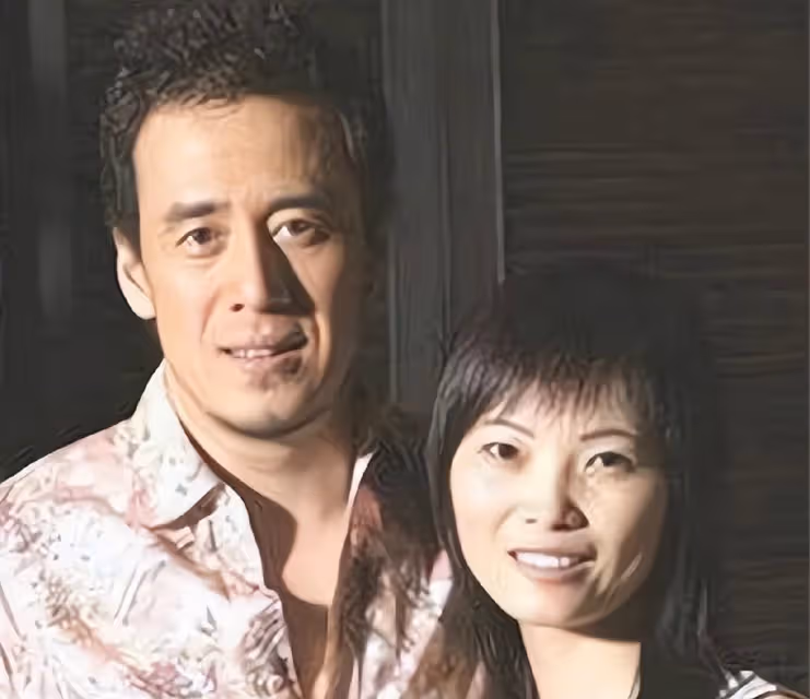 楊坤與李亞鵬等好友聚餐,帶一名高挑美女駕車離開,50歲依然未婚