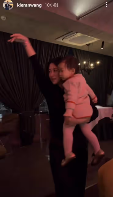朱珠抱1歲女兒在餐廳跳舞,手舞足蹈興致高,身姿曼妙風情萬種
