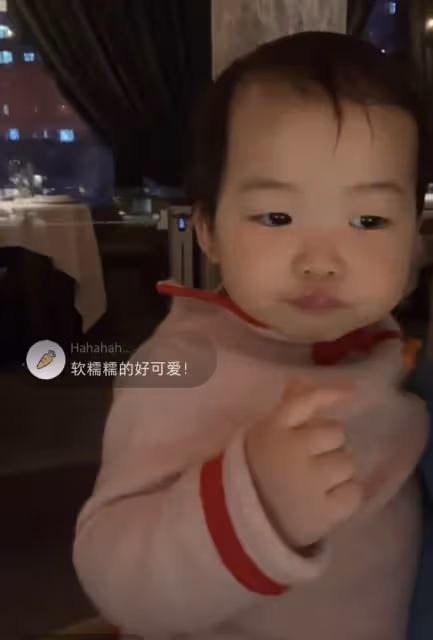 朱珠抱1歲女兒在餐廳跳舞,手舞足蹈興致高,身姿曼妙風情萬種