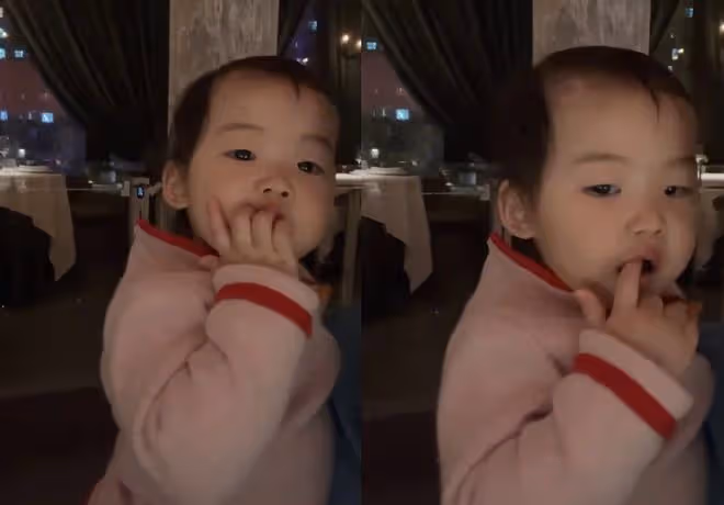 朱珠抱1歲女兒在餐廳跳舞,手舞足蹈興致高,身姿曼妙風情萬種