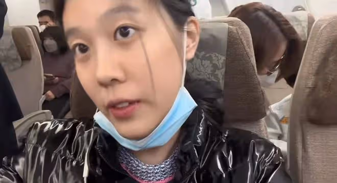 吳瓊21歲女兒罕露面!個高身材妖嬈顏值五官隨媽,感情好勝似親生
