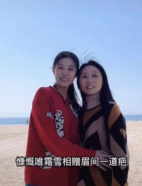 吳瓊21歲女兒罕露面!個高身材妖嬈顏值五官隨媽,感情好勝似親生