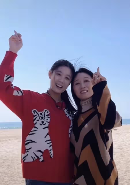 吳瓊21歲女兒罕露面!個高身材妖嬈顏值五官隨媽,感情好勝似親生