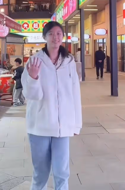 吳瓊21歲女兒罕露面!個高身材妖嬈顏值五官隨媽,感情好勝似親生