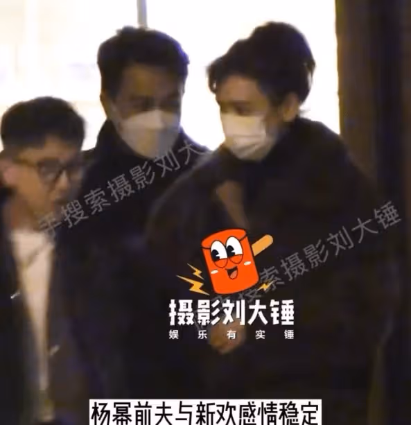 劉愷威帶女友參加聚會，兩人穿情侶裝大秀恩愛，感情穩定形影不離