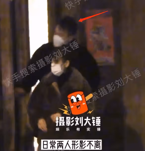 劉愷威帶女友參加聚會，兩人穿情侶裝大秀恩愛，感情穩定形影不離