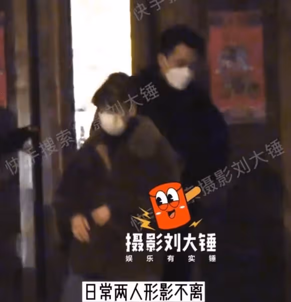 劉愷威帶女友參加聚會，兩人穿情侶裝大秀恩愛，感情穩定形影不離
