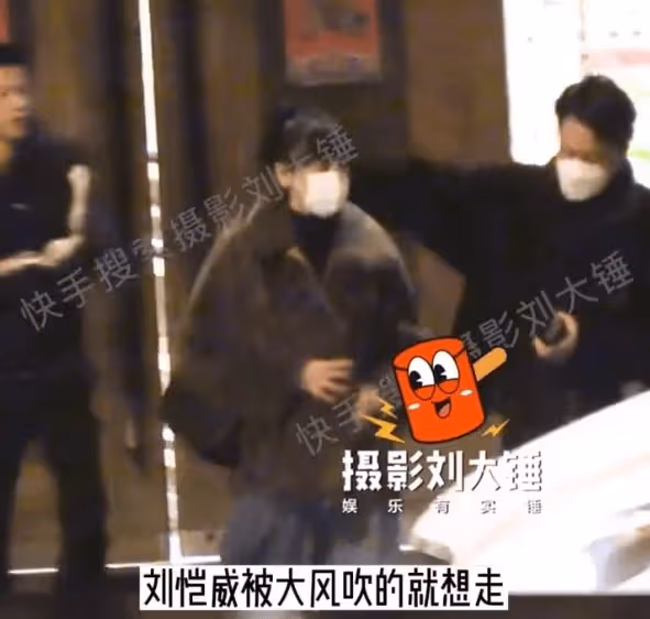 劉愷威帶女友參加聚會，兩人穿情侶裝大秀恩愛，感情穩定形影不離