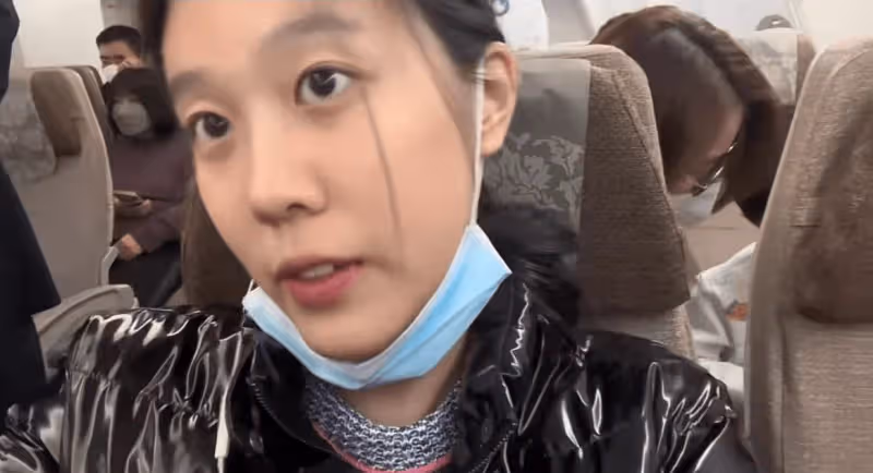 吳瓊養女近況曝光罕見露面!21歲身材火辣妖嬈,五官精緻似媽媽