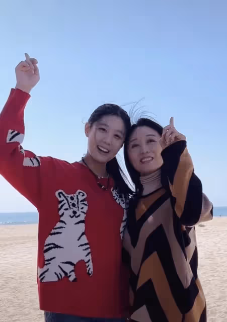 吳瓊養女近況曝光罕見露面!21歲身材火辣妖嬈,五官精緻似媽媽