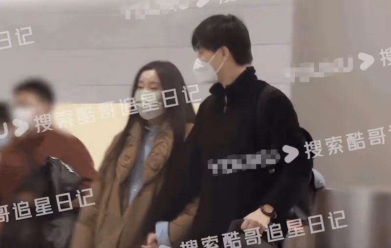 李川攜錘娜麗莎合體現身機場，十指緊扣甜蜜相擁，同回寓所疑同居