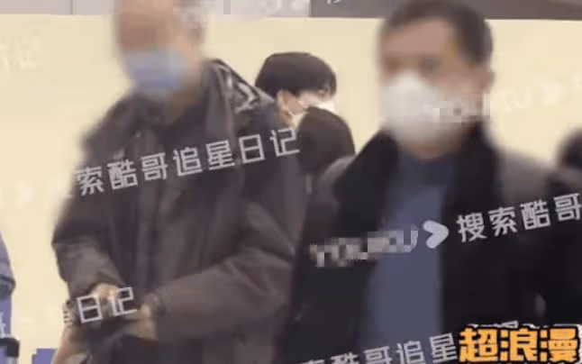 李川攜錘娜麗莎合體現身機場，十指緊扣甜蜜相擁，同回寓所疑同居