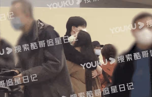 李川攜錘娜麗莎合體現身機場，十指緊扣甜蜜相擁，同回寓所疑同居