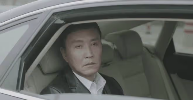 吳剛一家三口開豪車逛街,他穿上萬毛衣好時髦,27歲兒子帥氣有型